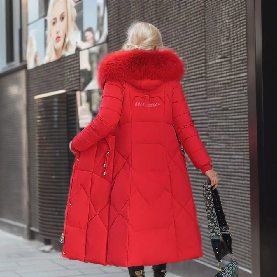Klara | Abrigo de invierno maxi de plumas con capucha y cuello decorativo