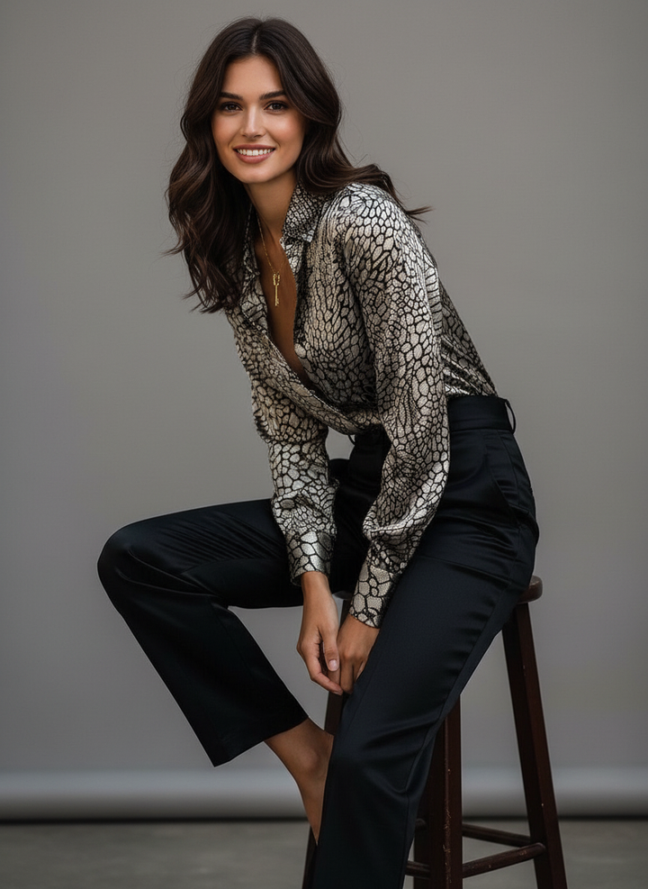 Azalea | Blusa de seda moderna para mujer con diseño abstracto, corte elegante y estiloso