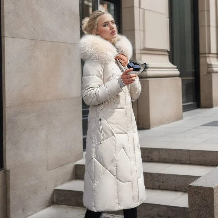 Klara | Abrigo de invierno maxi de plumas con capucha y cuello decorativo
