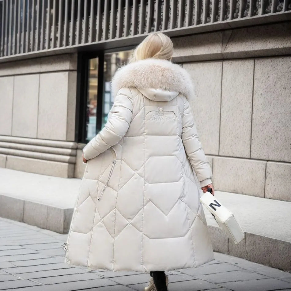 Klara | Abrigo de invierno maxi de plumas con capucha y cuello decorativo