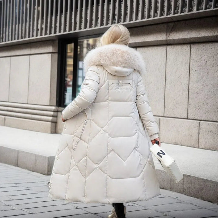 Klara | Abrigo de invierno maxi de plumas con capucha y cuello decorativo