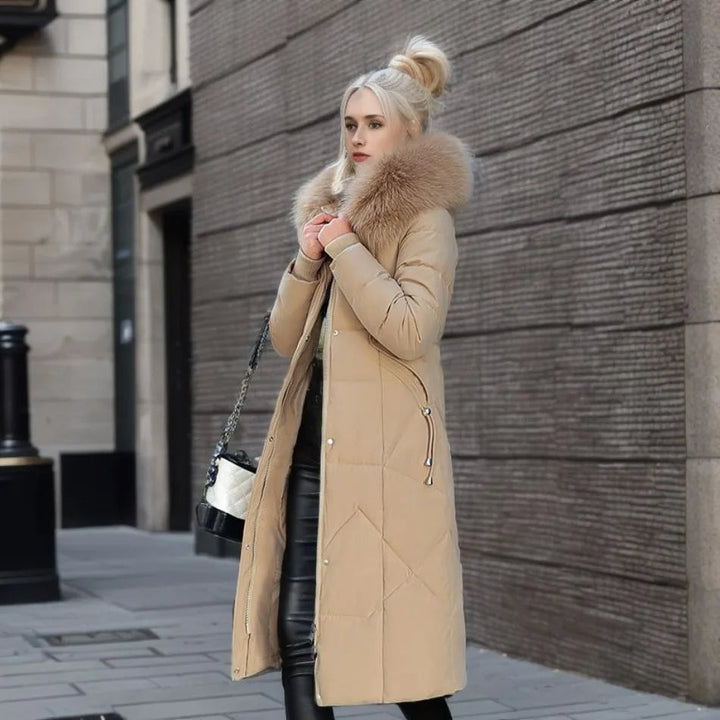 Klara | Abrigo de invierno maxi de plumas con capucha y cuello decorativo
