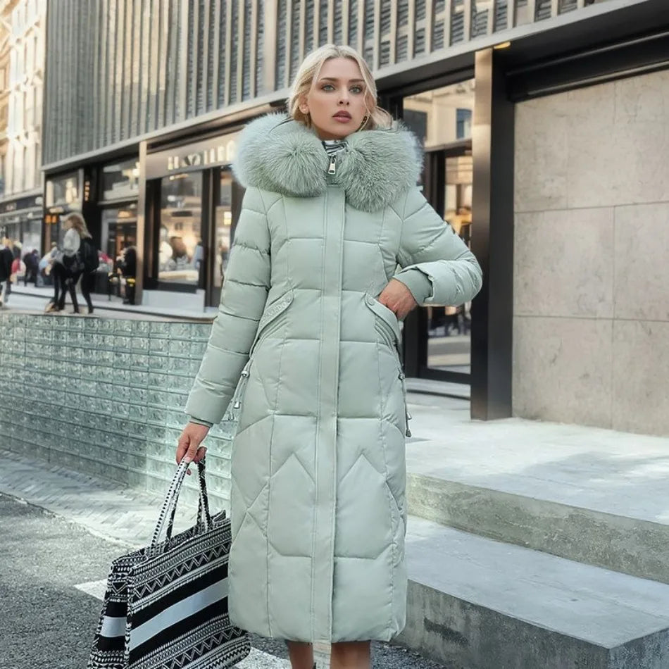 Klara | Abrigo de invierno maxi de plumas con capucha y cuello decorativo