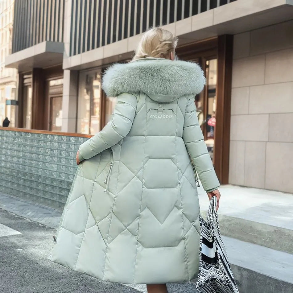 Klara | Abrigo de invierno maxi de plumas con capucha y cuello decorativo