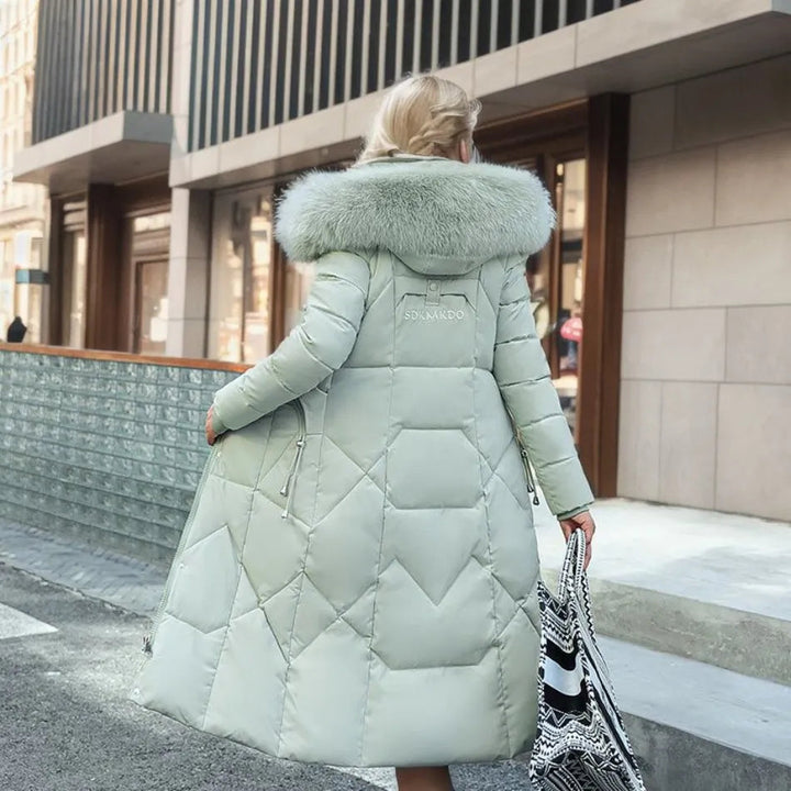 Klara | Abrigo de invierno maxi de plumas con capucha y cuello decorativo