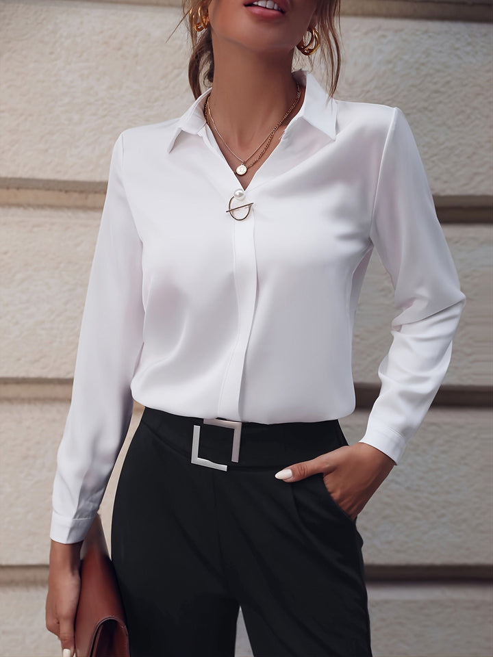 Heather - Camisa elegante con cierre decorativo