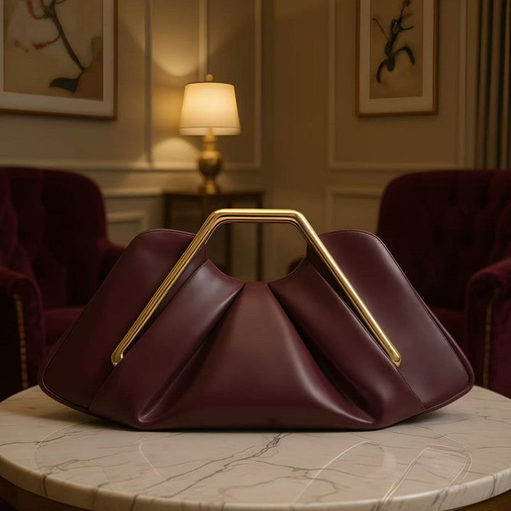 Mildred | Bolso de mano de piel plisada con asa geométrica dorada