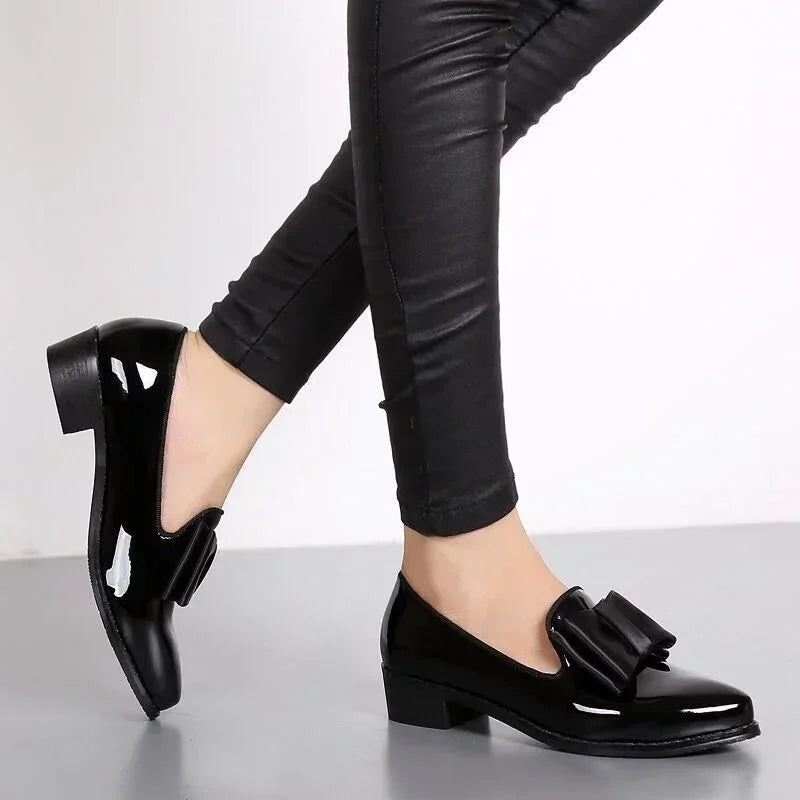 Ottilie - Elegantes Mocasines de Charol para Dama con Lazo