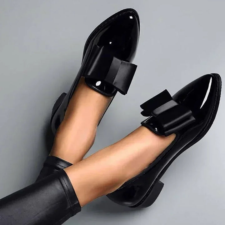 Ottilie - Elegantes Mocasines de Charol para Dama con Lazo