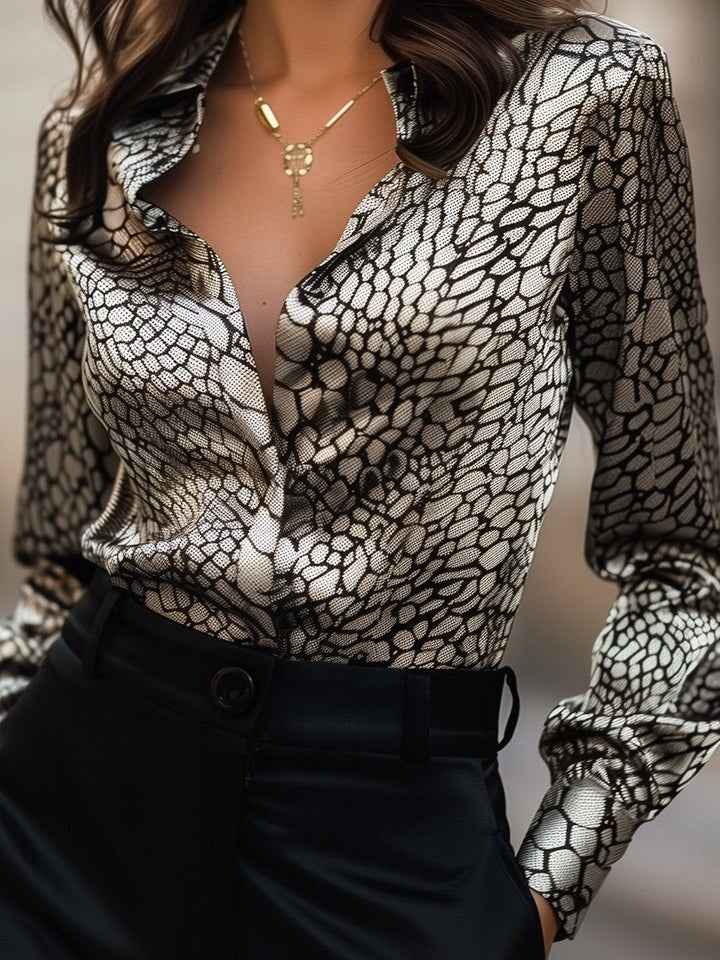 Azalea | Blusa de seda moderna para mujer con diseño abstracto, corte elegante y estiloso