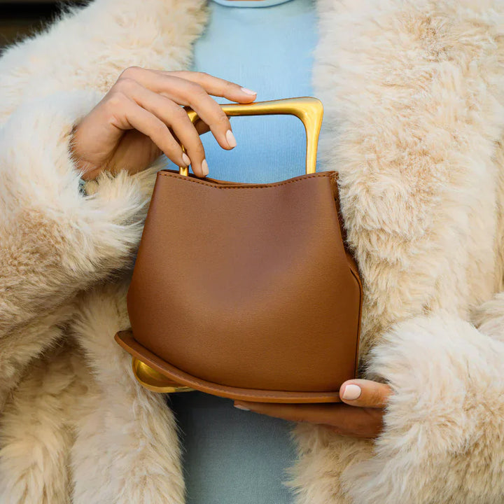 Magda | Elegante bolso de mujer, asas geométricas y base redonda