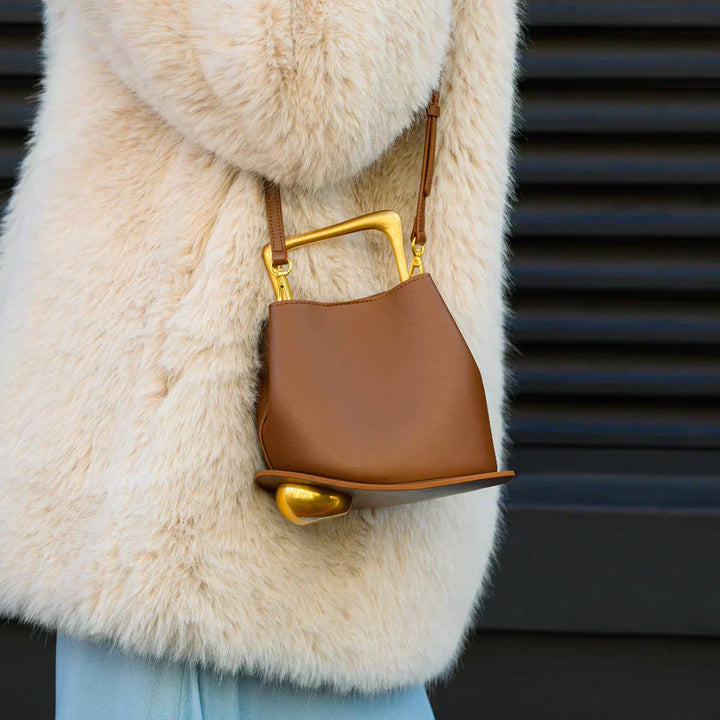 Magda | Elegante bolso de mujer, asas geométricas y base redonda
