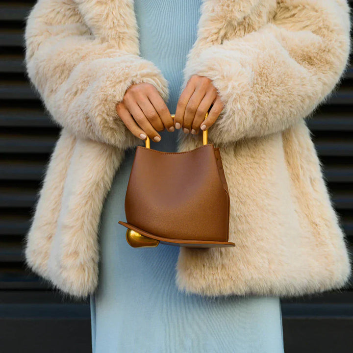 Magda | Elegante bolso de mujer, asas geométricas y base redonda